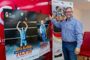 Alfredo Cabrerizo con los carteles de la Copa del Rey de Voley. MARIO TEJEDOR