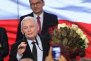 Kaczynski festeja ante sus simpatizantes la rotunda victoria que le conceden los sondeos en las elecciones legislativas polacas.-EFE / EPA / RADEK PIETRUSZKA