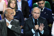 Putin habla al público durante un encuentro con simpatizantes este lunes en Moscú.-Foto: AP / MIKHAIL KLIMENTYEV
