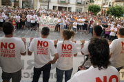 Concentración ayer en San Leonardo de Yagüe en el 'no' a los despidos de Norma /ÚRSULA SIERRA-