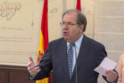 El presidente de la Juanta, Juan Vicente Herrera, interviene en el acto de toma de posesión de sus consejeros.-M.Á. Santos