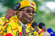 Mugabe, en un discurso ante sus seguidores, el 8 de noviembre.-AFP / JEKESAI NJIKIZANA