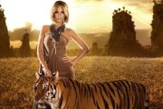 Edurne, con la tigresa Noa, en el videoclip de Eurovisión.-Foto: RTVE