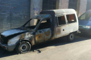 Aspecto del coche calcinado del secretario general de la CGT de Cataluña.-EL PERIÓDICO