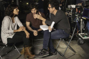 Inma Cuesta y Quim Gutiérrez charlan con Daniel Ecija en el rodaje de 'El accidente'.-MEDIASET
