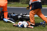 El cuerpo inerte del inglés John McPhee tras ser terriblemente golpeado por la moto del italiano Andrea Migno.-AFP / SAEED KHAN