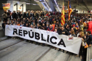 Los manifestantes cortan las vías del AVE en la estación de Girona, durante la huelga general del 8 de noviembre del 2017.-JOAN CASTRO (ICONNA)