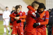 Los jugadores del Numancia celebran la importante victoria lograda en el Carlos Belmonte de Albacete.-Área 11
