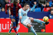 Iago Aspas dispara ante Jefferson Lerma.-EFE / KAI FORSTERLING