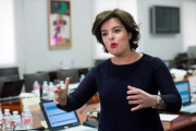 Soraya Sáenz de Santamaría, ayer, tras presidir la reunión de subsecretarios.-EFE / LUCA PIERGIOVANNI