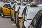 Taxis esperan en Plaza Cataluña.-JOAN PUIG