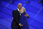 Obama abraza a Clinton tras su discurso de apoyo en la convención demócrata, en Pensilvania.-REUTERS / JIM YOUNG