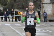 Miguel Ángel Castaño en el momento de cruzar la meta como ganador del la carrera Cerco a Numancia.-Valentín Guisande