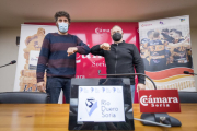 Manolo Sevillano junto al presidente del club, Alfredo Cabrerizo, en su presentación oficial. GONZALO MONTESEGURO