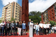 El alcalde de la localidad vizcaína de Ermua, Carlos Totorica (c), durante su discurso junto a vecinos de la localidad en el homenaje para recordar el secuestro y asesinato del concejal del PP, Miguel Ángel Blanco, por ETA hace ahora veinte años.-EFE