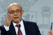 El ministro de Hacienda, Cristóbal Montoro, después de un Consejo de Ministros.-DAVID CASTRO