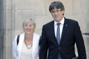 El presidente de la Generalitat, Carles Puigdemont (d) y la consellera de Educación, Clara Ponsati (i) llegan a la reunión semanal del Govern el pasado martes.-EFE