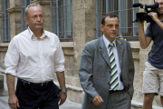 El juez Castro (izquierda) y el fiscal Horrach, ante los juzgados de Palma, en una imagen de archivo.-EFE / MONTSERRAT T. DÍEZ