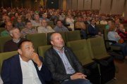 El presidente de Asaja Palencia, Honorato Meneses (I) y el presidente regional, Donaciano Dujo (D), en la asamblea general ordinaria donde se presenta la memoria de actividades del pasado año.-ICAL