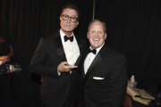 Stephen Colbert (izquierda), presentador de la gala de los Emmy, bromea junto a Sean Spicer.-REUTERS