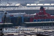 Interior cubre con lonas los dibujos de Piolín en los barcos del puerto-JORDI COTRINA