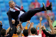 Carlos Queiroz, manteado por sus jugadores después del triunfo contra Marruecos.-REUTERS / HENRY ROMERO