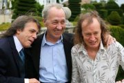 George Young, en el centro, junto a sus hermanos Malcom (izquierda) y Angus (derecha).-EL PERIÓDICO