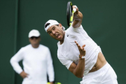 Rafael Nadal se entrena ante la mirada de su tío Toni.-PETER KLAUNZER