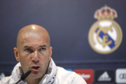 Zinedine Zidane, durante la rueda de prensa de este sábado en la ciudad deportiva de Valdebebas.-EFE / EMILIO NARANJO