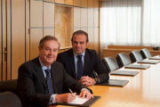 El presidente de Meliá, Gabriel Escarrer Juliá, y el hasta ahora vicepresidente, Gabriel Escarrer Jaume.-EL PERIÓDICO