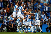 Los jugadores de la Real Sociedad celebran con Odegaard el primer gol ante el Atlético.-EFE