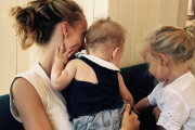 Vanesa Lorenzo, con sus hijas María, en brazos, y Manuela.-INSTAGRAM