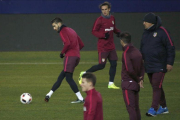 Los jugadores del Atlético se ejercitan en el último entrenamiento antes de la semifinal.-KIKO HUESCA / EFE