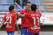 Del Pino celebra con Julio Álvarez el tanto anotado ante el Girona. / ÚRSULA SIERRA-