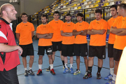 Fernando Sánchez se dirige a sus jugadores durante esta pretemporada. / VALENTÍN GUISANDE-