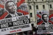 Manifestantes protestan en Lima la decisión del presidente Pedro Pablo Kuczynski de indultar al exmandatario Alberto Fujimori.-AP / MARTÍN MEJÍA