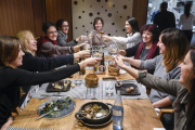 Un grupo de mujeres celebra una comida de empresa y de Navidad en Sant Boi-JORDI COTRINA