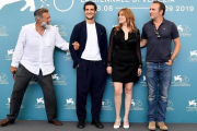 El productor Luca Barbareschi y los actores Louis Garrel, Emmanuelle Seigner y Jean Dujardin, en la presentación de ’El oficial y el espía’, en venecia, este viernes.-EFE / ETTORE FERRARI