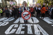 Una mujer sostiene una señal contra el CETA en una protesta en Bruselas el pasado mes de septiembre.-AFP