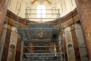 Imagen del andamio instalado en la capilla para la restauración. / JAVIER SOLÉ-