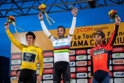 Alejandro Valverde, en lo más alto del podio japonés, junto a Geraint Thomas y el japonés Yukiya Arashiro, con el jersey del Bahráin.-LE TOUR