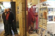 Anuncios de los viajes del Imserso en una agencia de viajes.-CARLA FAJARDO