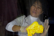 Una trabajadora del hogar durante su jornada laboral, en una foto de archivo.-JOAN CORTADELLAS (EL PERIÓDICO)