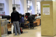 Un grupo de personas, ayer, en la Oficina del Servicio Público de Empleo de Castilla y León.-VALENTÍN GUISANDE