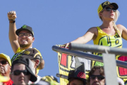 Seguidores de Valentino Rossi animan a su ídolo durante el GP de Valencia, en Cheste.-MIGUEL LORENZO