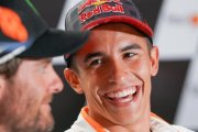 Marc Márquez, a la derecha, bromea con el británico Cal Crutchlow, en la conferencia de prensa de ayer en Misano (Italia).-ALEJANDRO CERESUELA