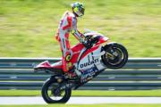 Iannone celebra su primer triunfo en Moto GP-AFP / JOE KLAMAR