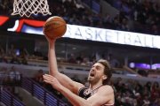 Pau Gasol entra a canasta durante el partido de los Bulls.-Foto:   AP / CHARLES REX ARBOGAST