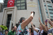 Activistas celebran la absolución del representante de Reporteros Sin Fronteras en Turquía.-OZAN KOSE (AFP)