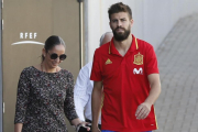 Claramunt y Piqué el pasado 4 de octubre, en que el barcelonista dio una rueda de prensa en la ciudad deportiva de la RFEF.-BALLESTEROS / EFE